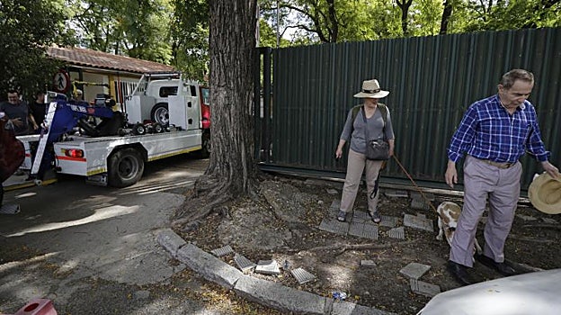 Parcela de la grúa municipal y estado de la acera en la avenida Alfredo Krauss