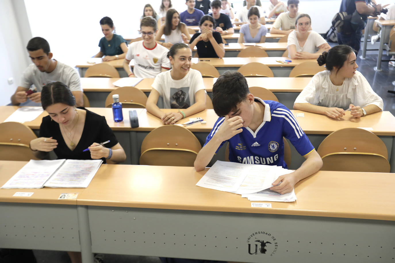 Ambiente previo al comienzo de la Selectividad 2023 en Sevilla