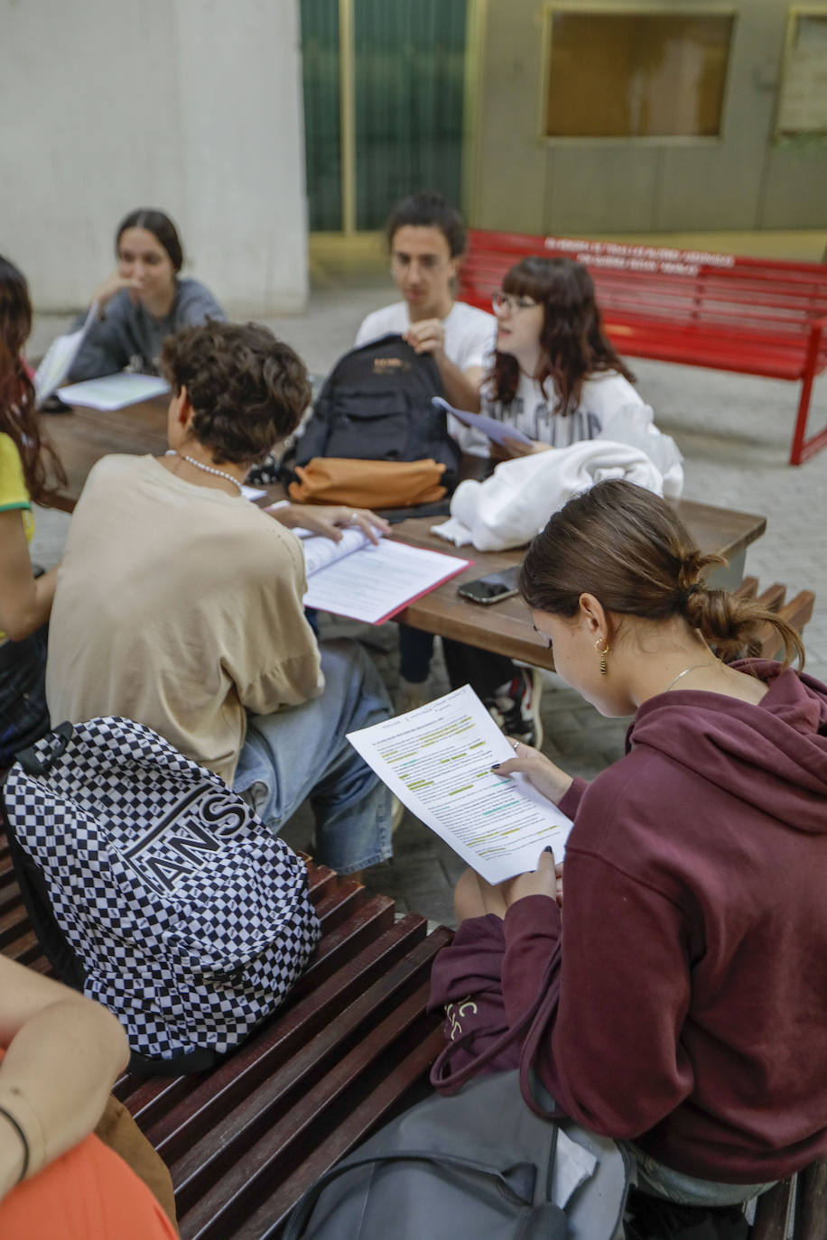 Ambiente previo al comienzo de la Selectividad 2023 en Sevilla