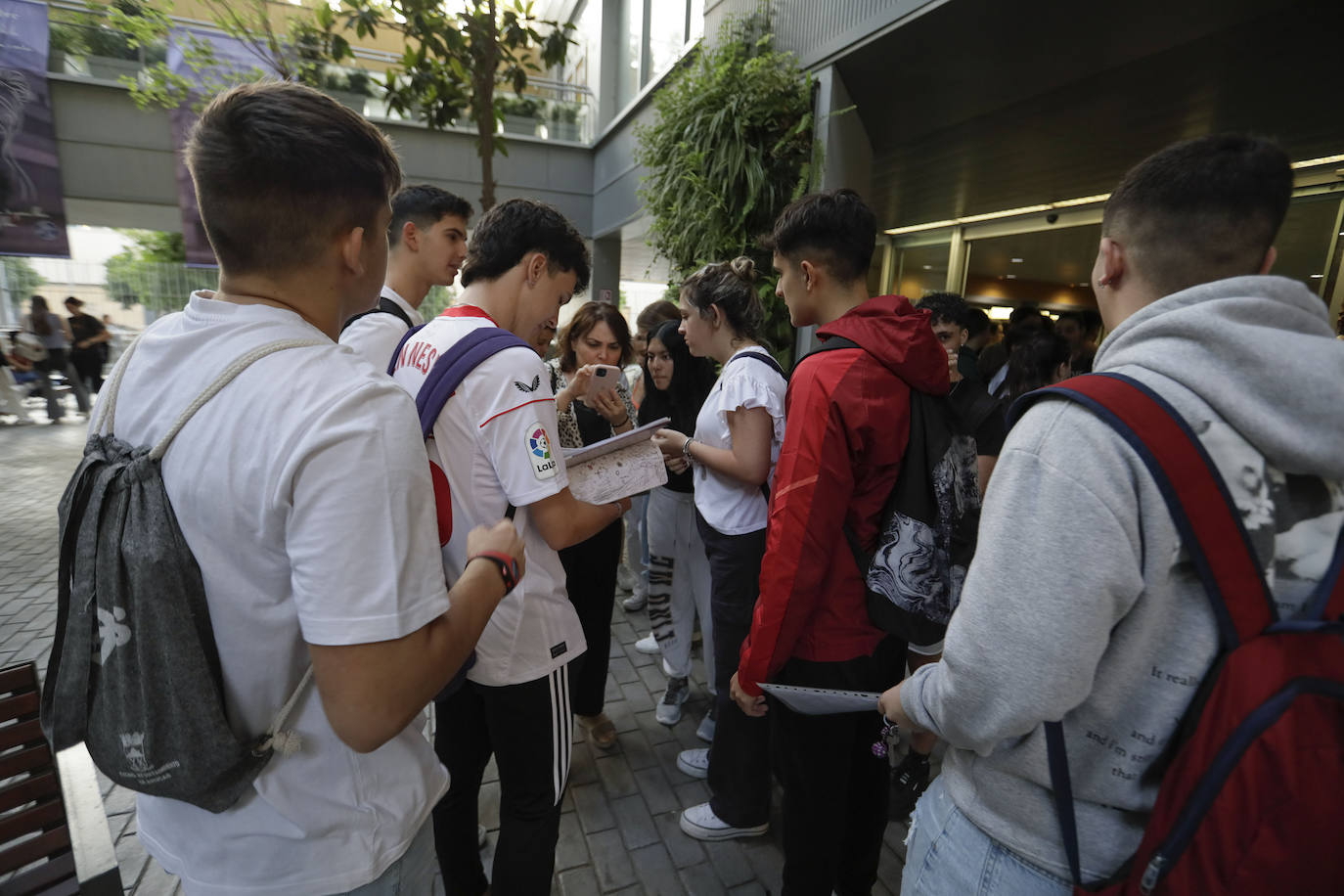 Ambiente previo al comienzo de la Selectividad 2023 en Sevilla