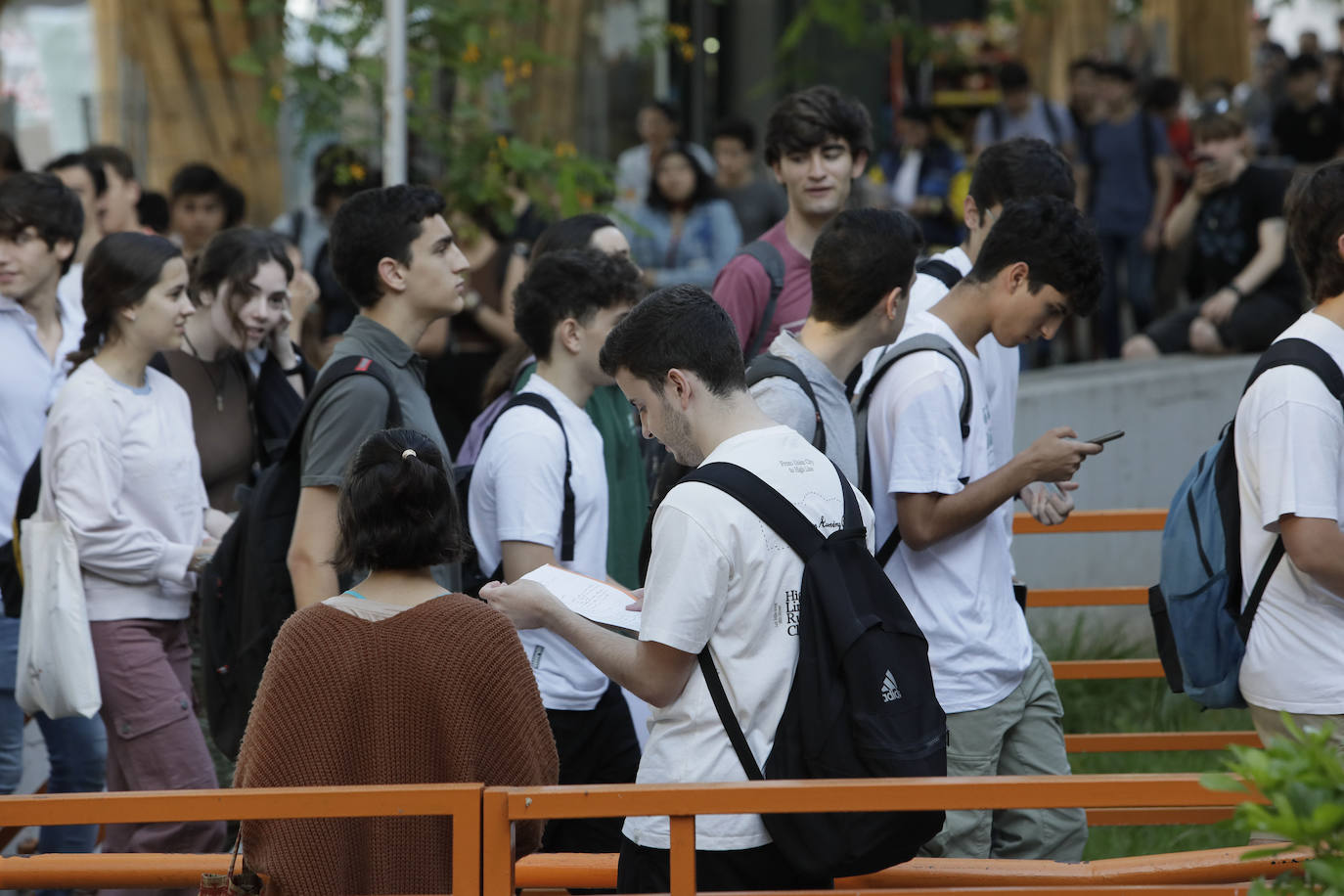 Ambiente previo al comienzo de la Selectividad 2023 en Sevilla