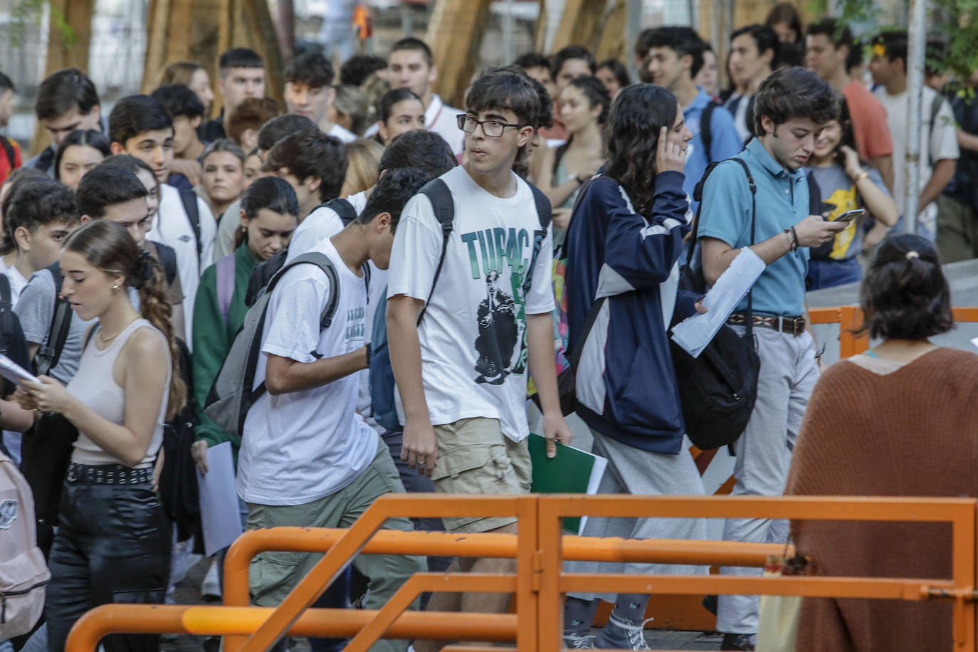 Ambiente previo al comienzo de la Selectividad 2023 en Sevilla