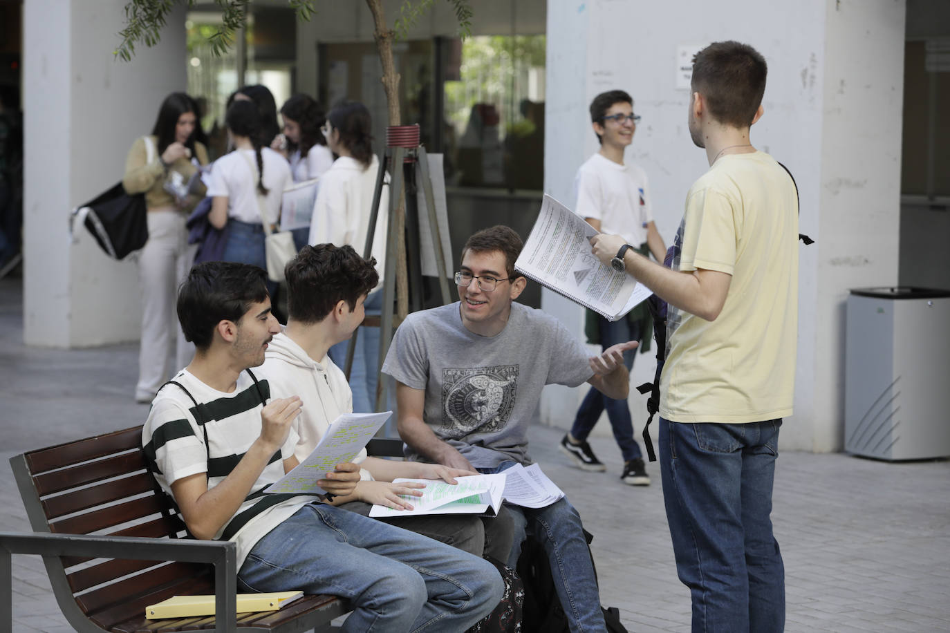 Ambiente previo al comienzo de la Selectividad 2023 en Sevilla