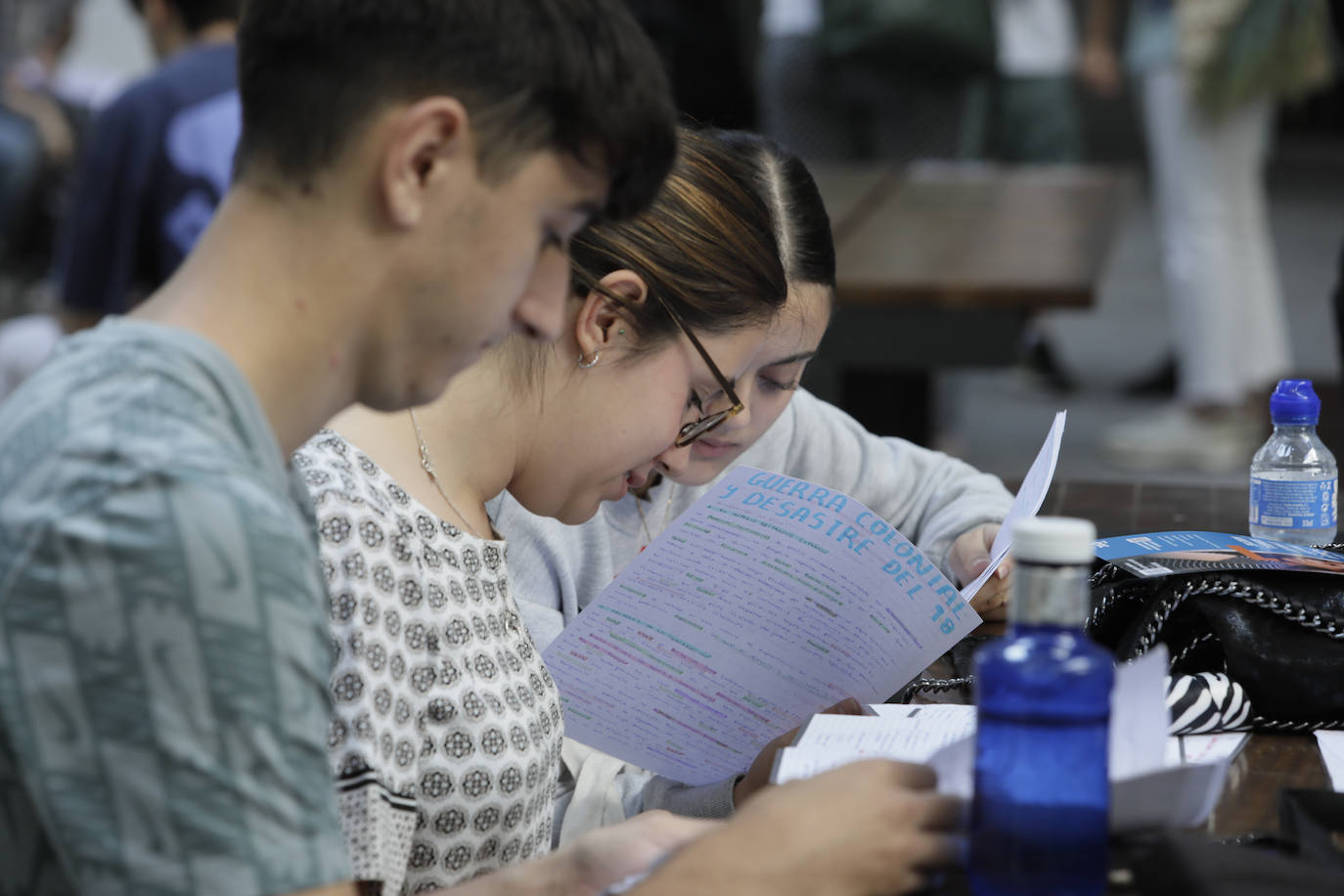 Ambiente previo al comienzo de la Selectividad 2023 en Sevilla