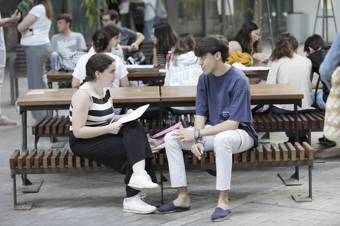 Ambiente previo al comienzo de la Selectividad 2023 en Sevilla