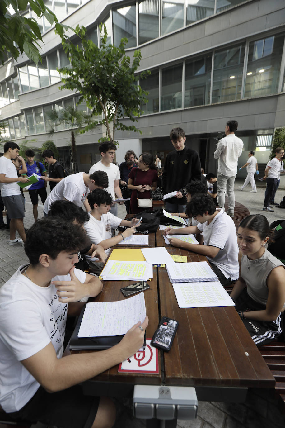 Ambiente previo al comienzo de la Selectividad 2023 en Sevilla