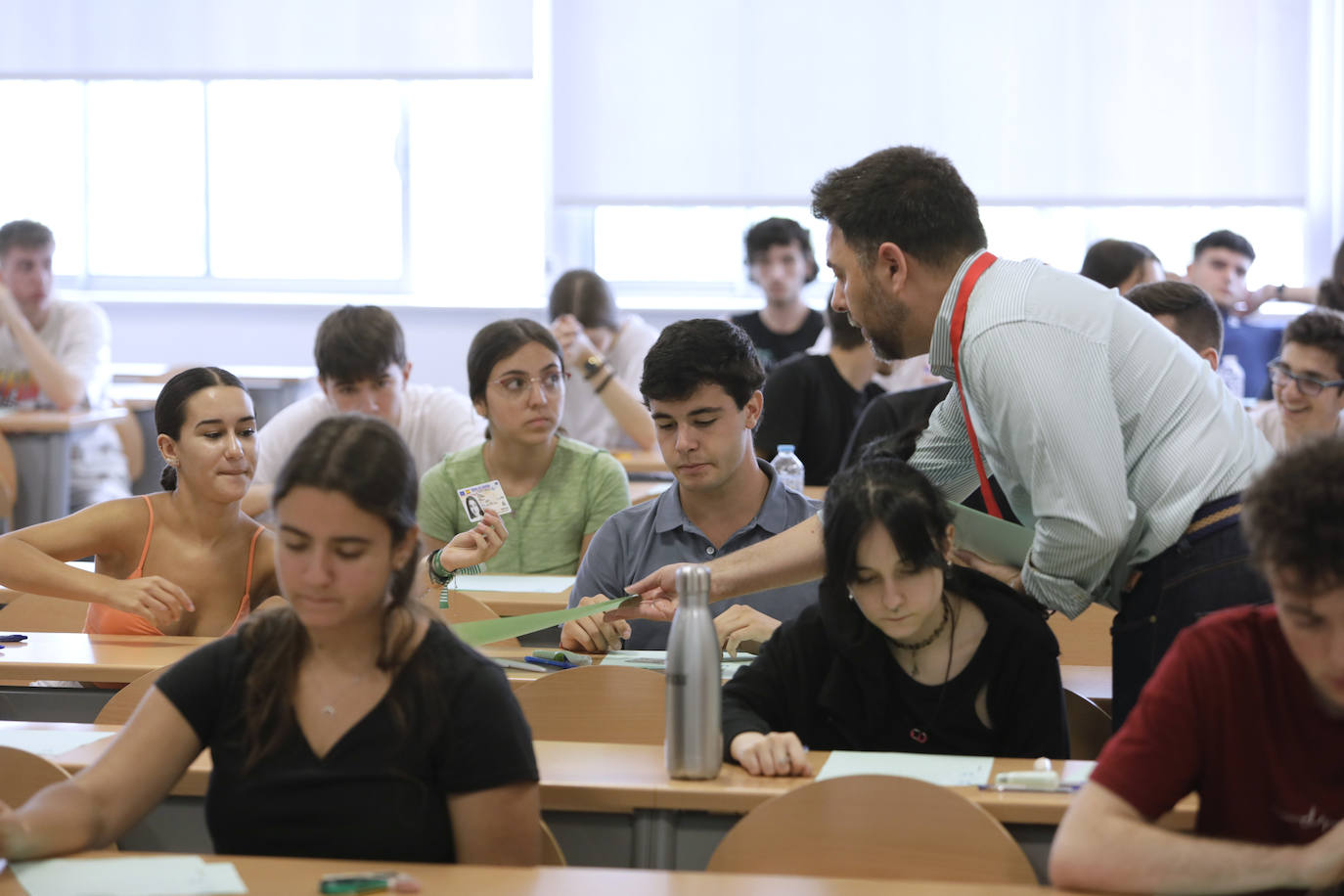 Ambiente previo al comienzo de la Selectividad 2023 en Sevilla