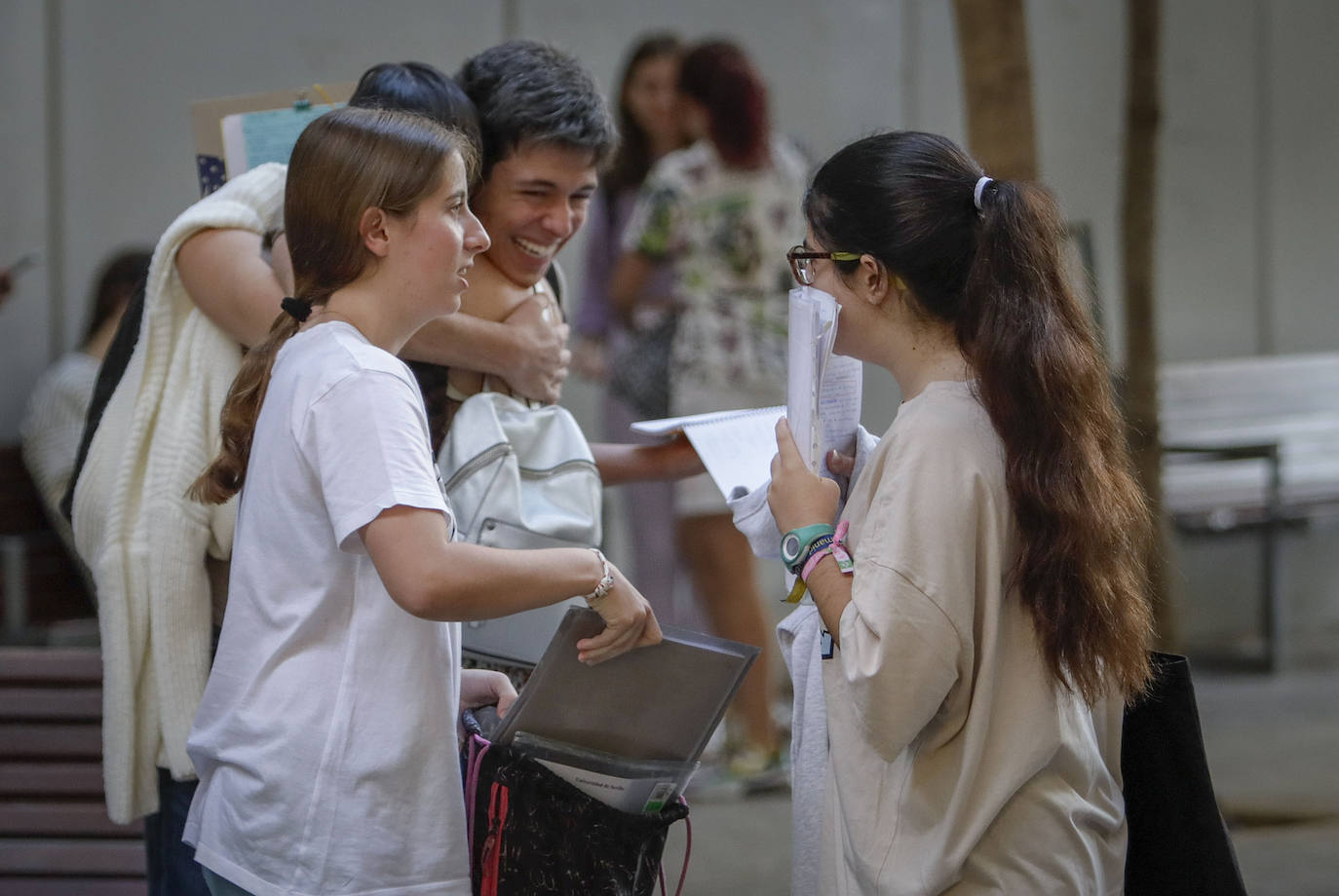 Ambiente previo al comienzo de la Selectividad 2023 en Sevilla