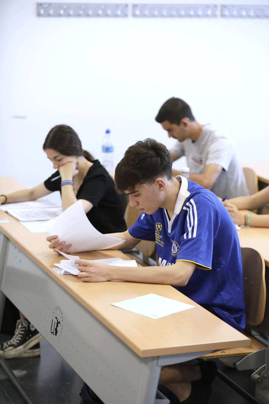 Ambiente previo al comienzo de la Selectividad 2023 en Sevilla