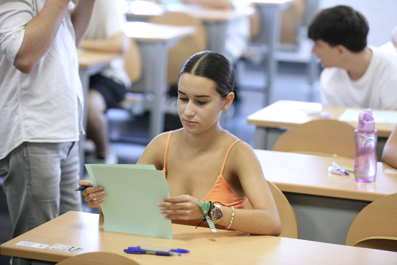 Ambiente previo al comienzo de la Selectividad 2023 en Sevilla