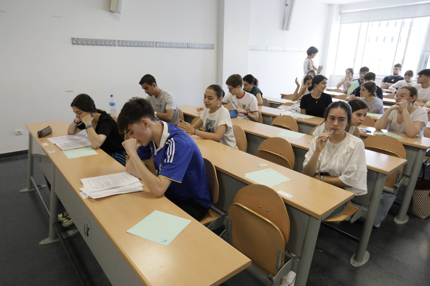 Ambiente previo al comienzo de la Selectividad 2023 en Sevilla