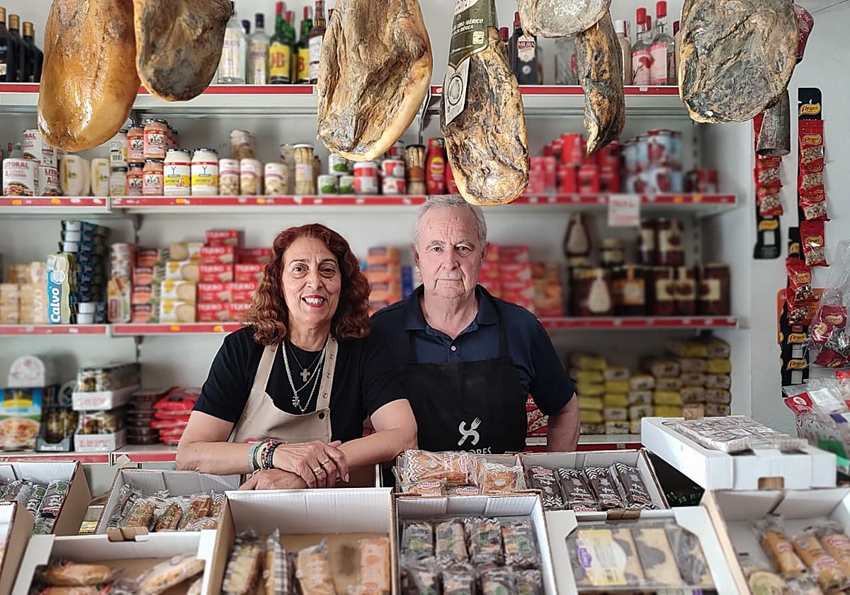 Dolores Márquez y Eduardo Romero están al frente de uno de los comercios más emblemáticos de Castilblanco