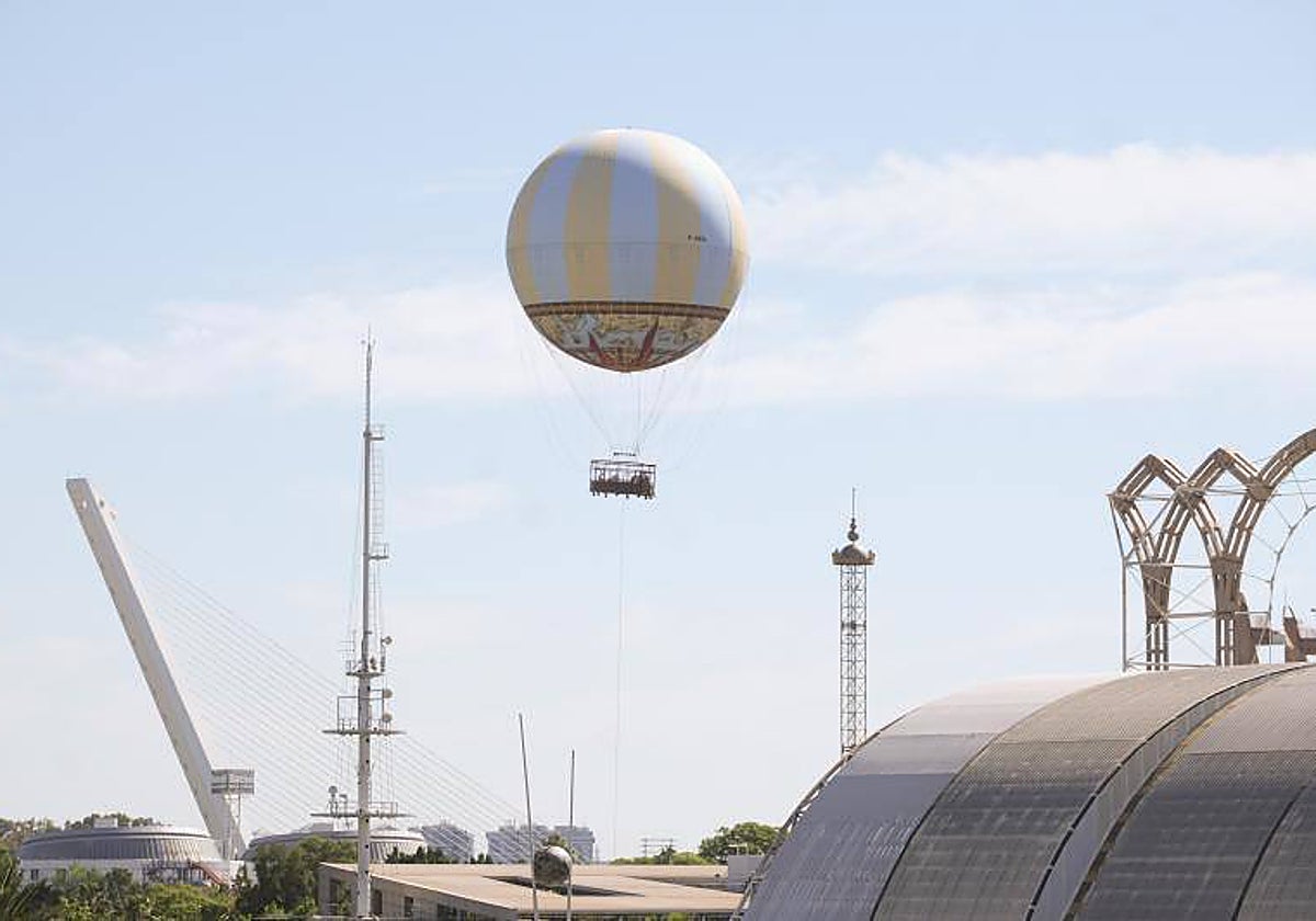 El nuevo globo de Isla Mágica se eleva en el cielo de Sevilla en las primeras pruebas de la atracción