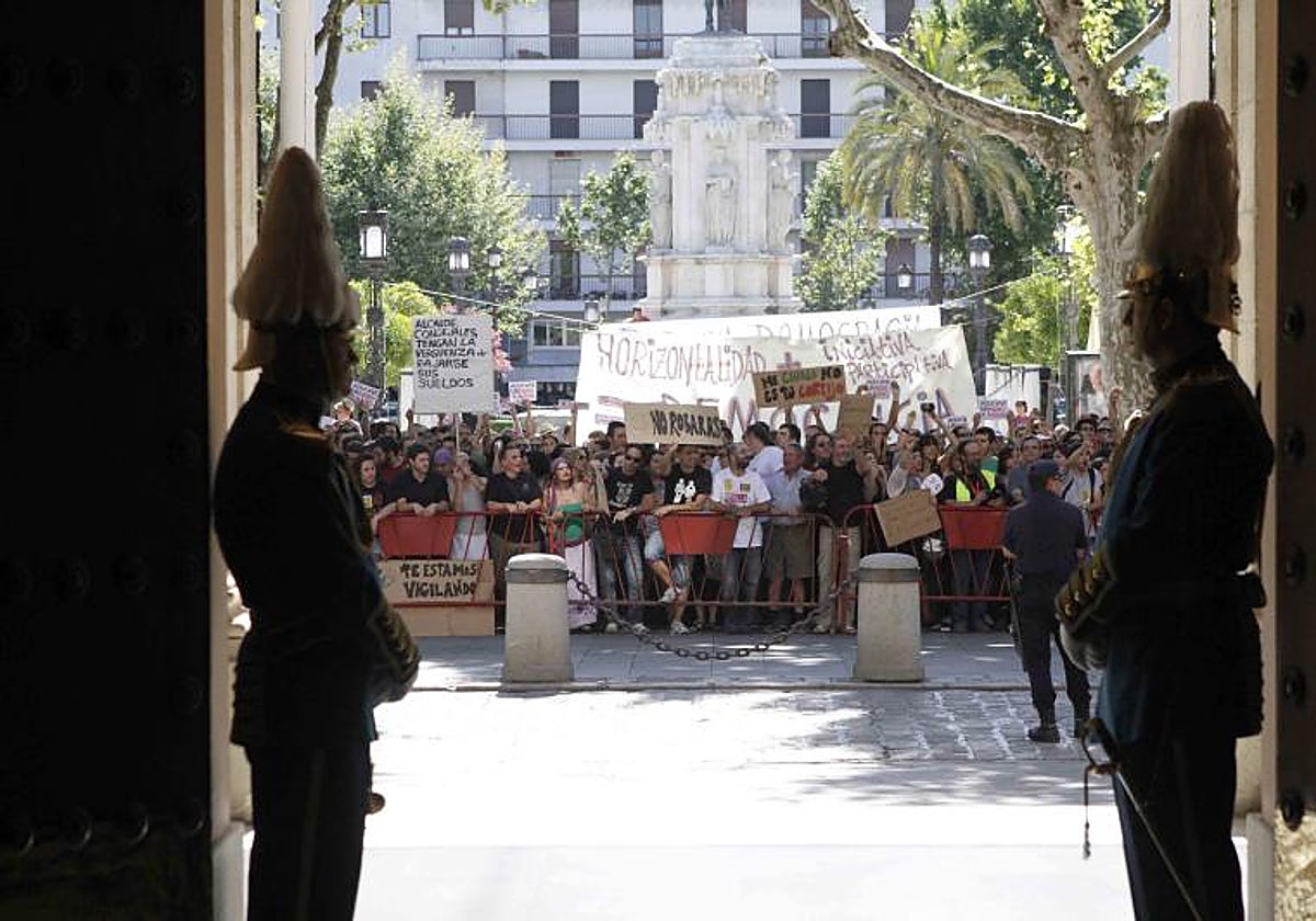 Protesta de los 'indignados' del 15M en junio de 2011 coincidiendo con el pleno de investidura del alcalde Juan Ignacio Zoido