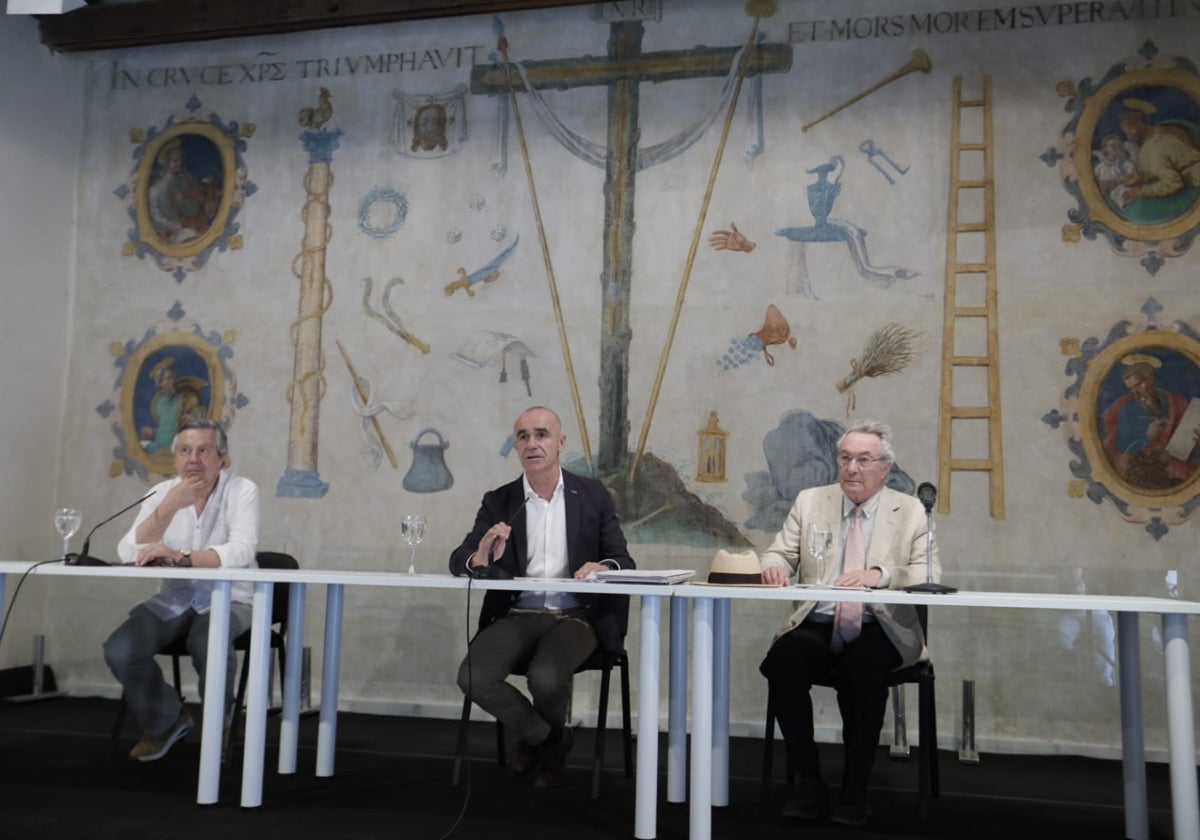 Felipe Benítez Reyes, Antonio Muñoz y Jacobo Cortines, durante la entrega del XIII Premio Iberoamericano de Poesía Hermanos Machado