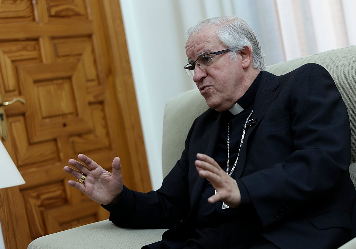 El arzobispo de Sevilla, José Angel Saiz Meneses, en el Palacio Arzobispal