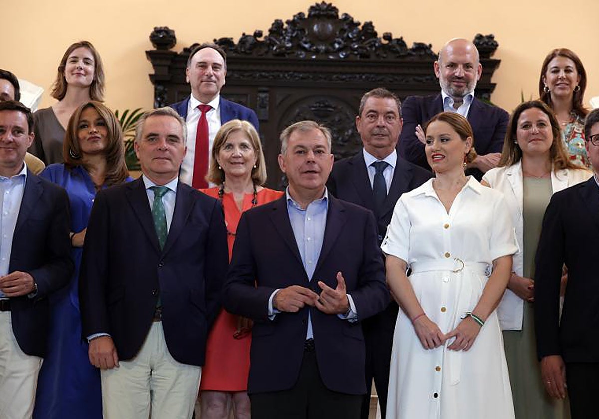 Sanz con su equipo de concejales el pasado jueves tras presentar la estructura del nuevo gobierno municipal