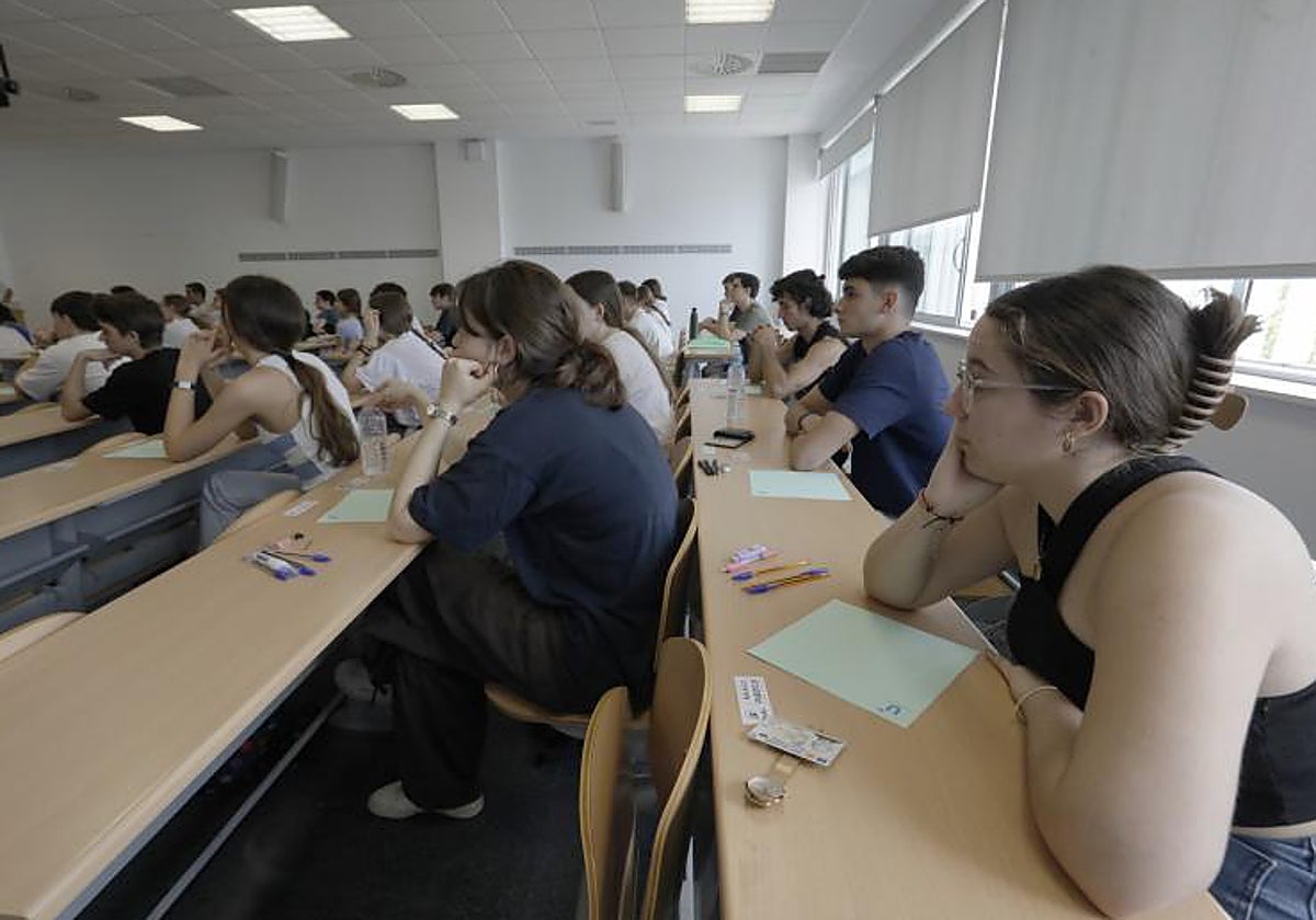 Estudiantes en el examen de Selectividad
