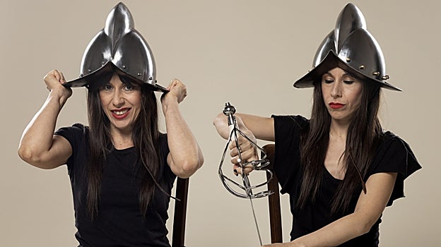 Las hermanas Zapata con cascos de conquistadoras como metáfora de la conquista de la mente