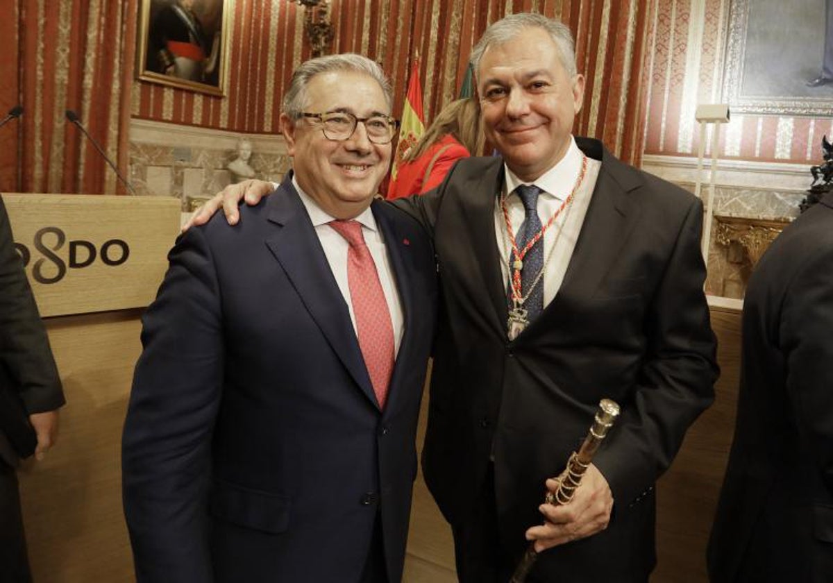 Juan Ignacio Zoido y José Luis Sanz durante la toma de posesión del nuevo gobierno municipal