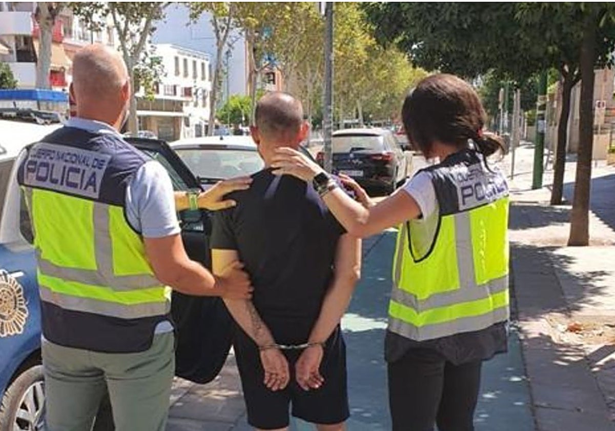 Detenido un empleado de un almacén por robar material de armamento en ...
