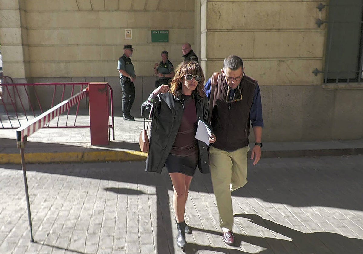 María León, a la salida de los juzgados tras ser detenida, junto a su abogado
