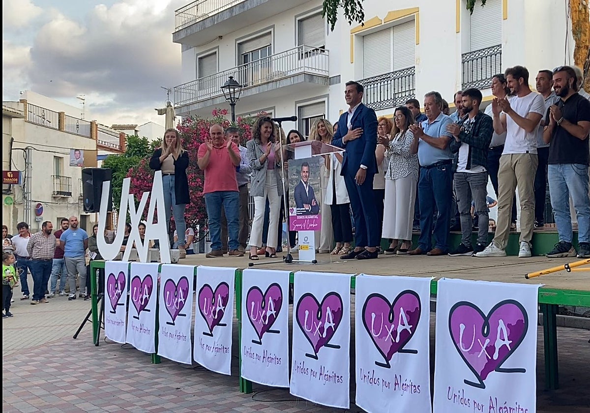 Jesús Javier Vera, de Unidos por Algámitas, en un acto de campaña electoral del 28M en una de las calles del municipio