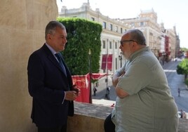 Álex de la Iglesia se reúne con el alcalde de Sevilla antes de visitar los escenarios de «1992», la última gran producción de Netflix