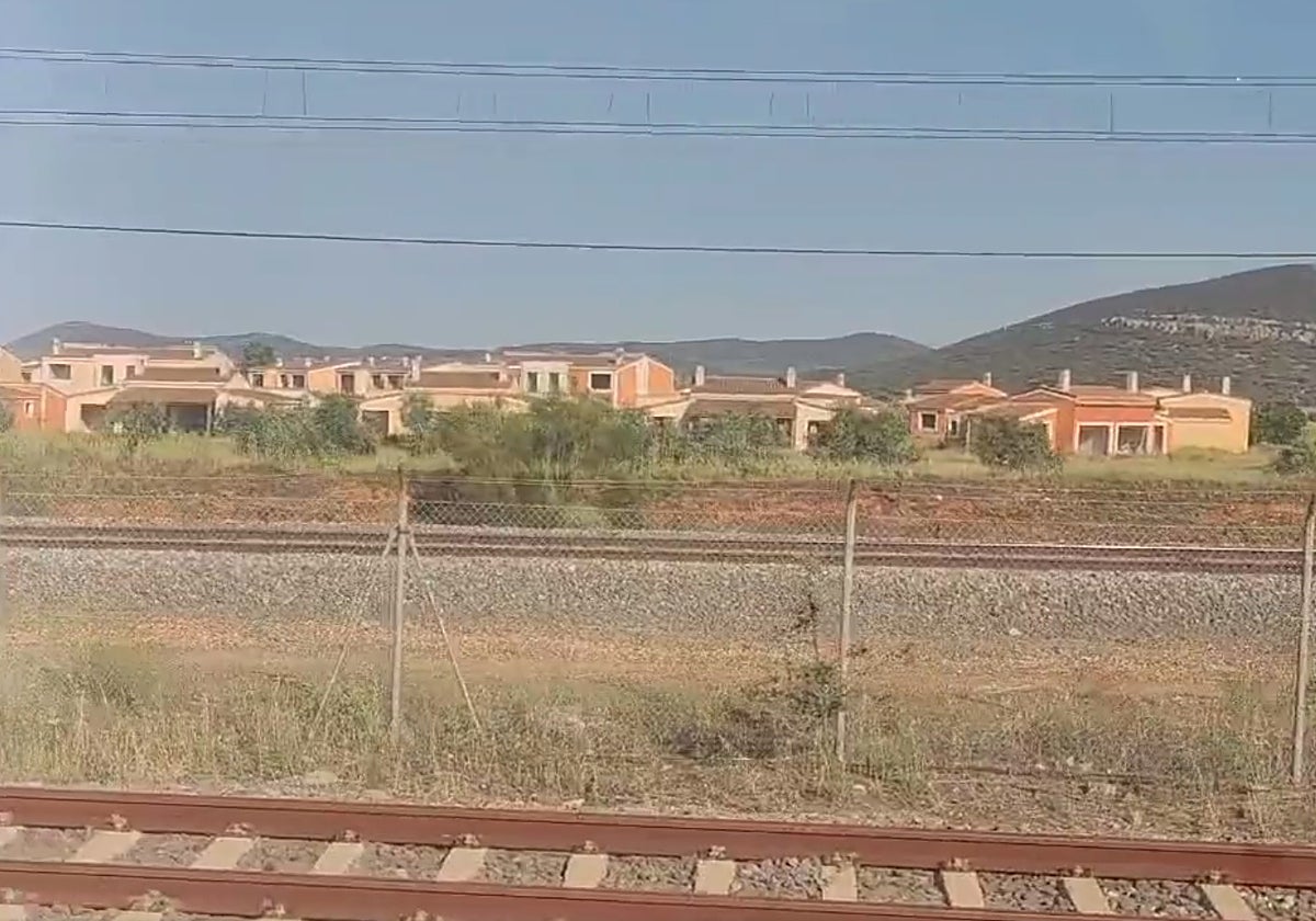 Imagen captada desde un AVE parado en las vías por la incidencia en Calatrava este jueves