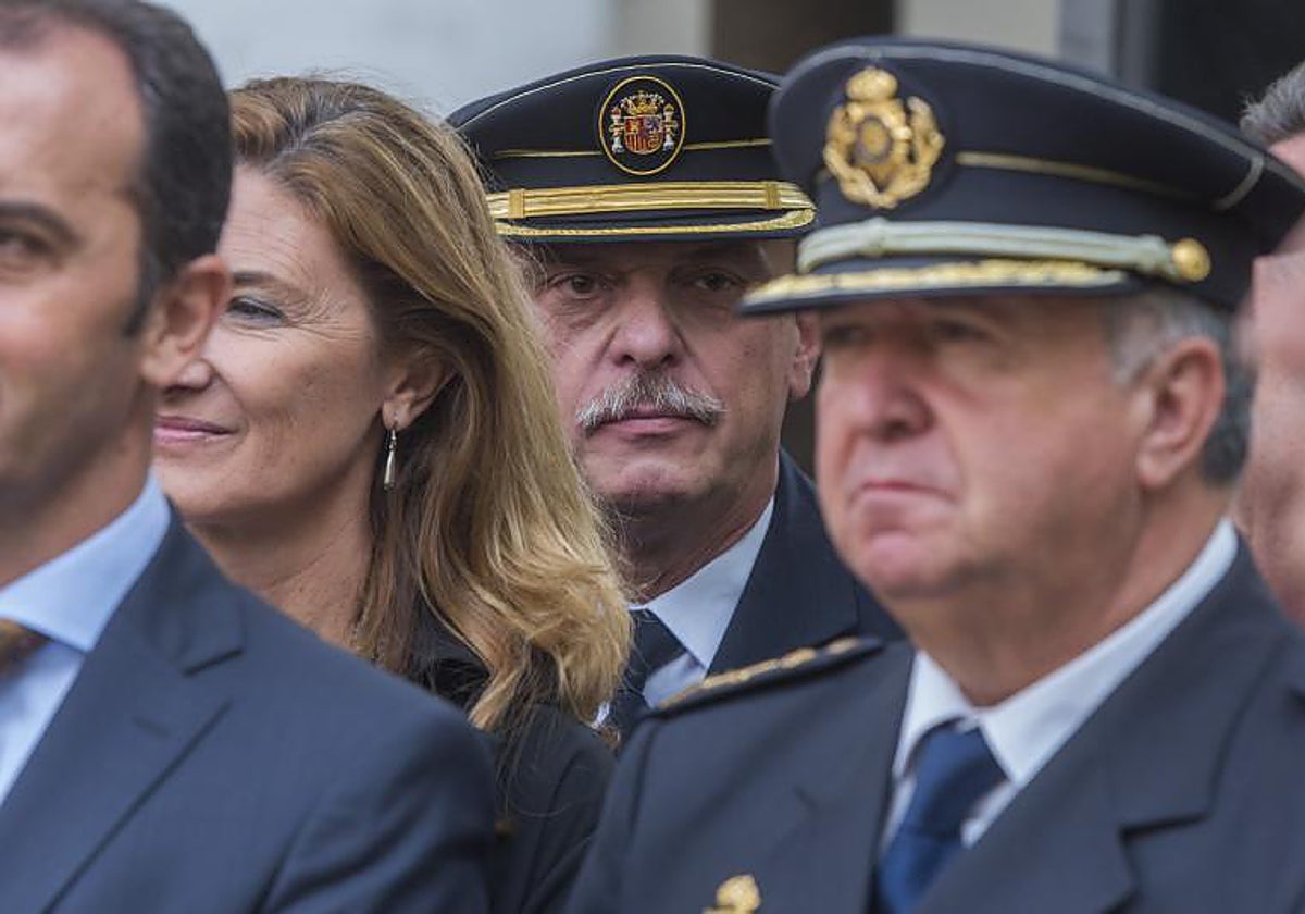 Gabriel Nevado en el centro en segundo plano durante un acto de homenaje la Guardia Civil en 2016