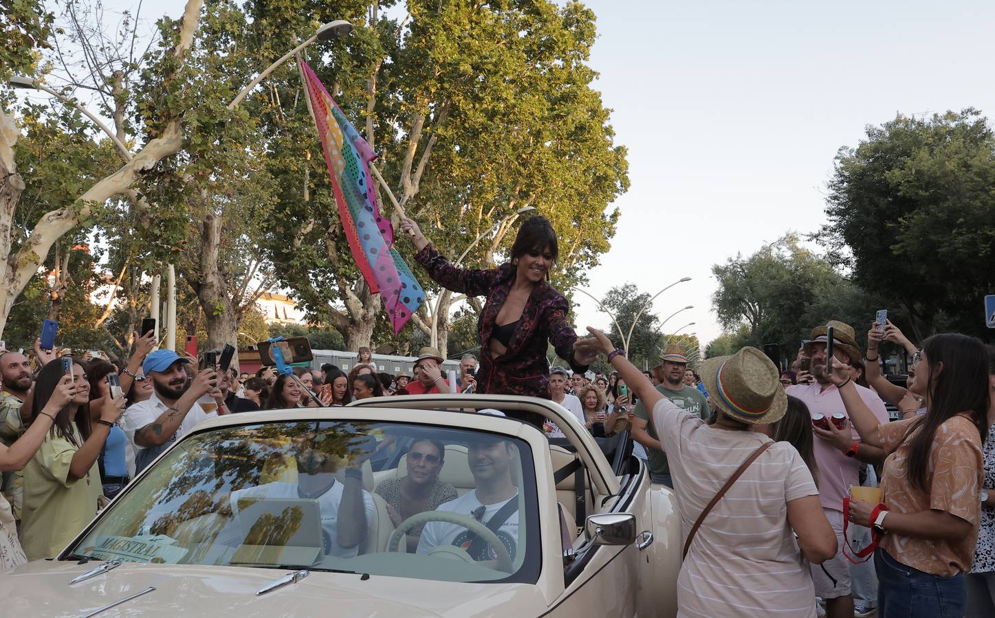 El ambiente festivo acompañó el pregón de Vanesa Martín en la Alameda de Hércules