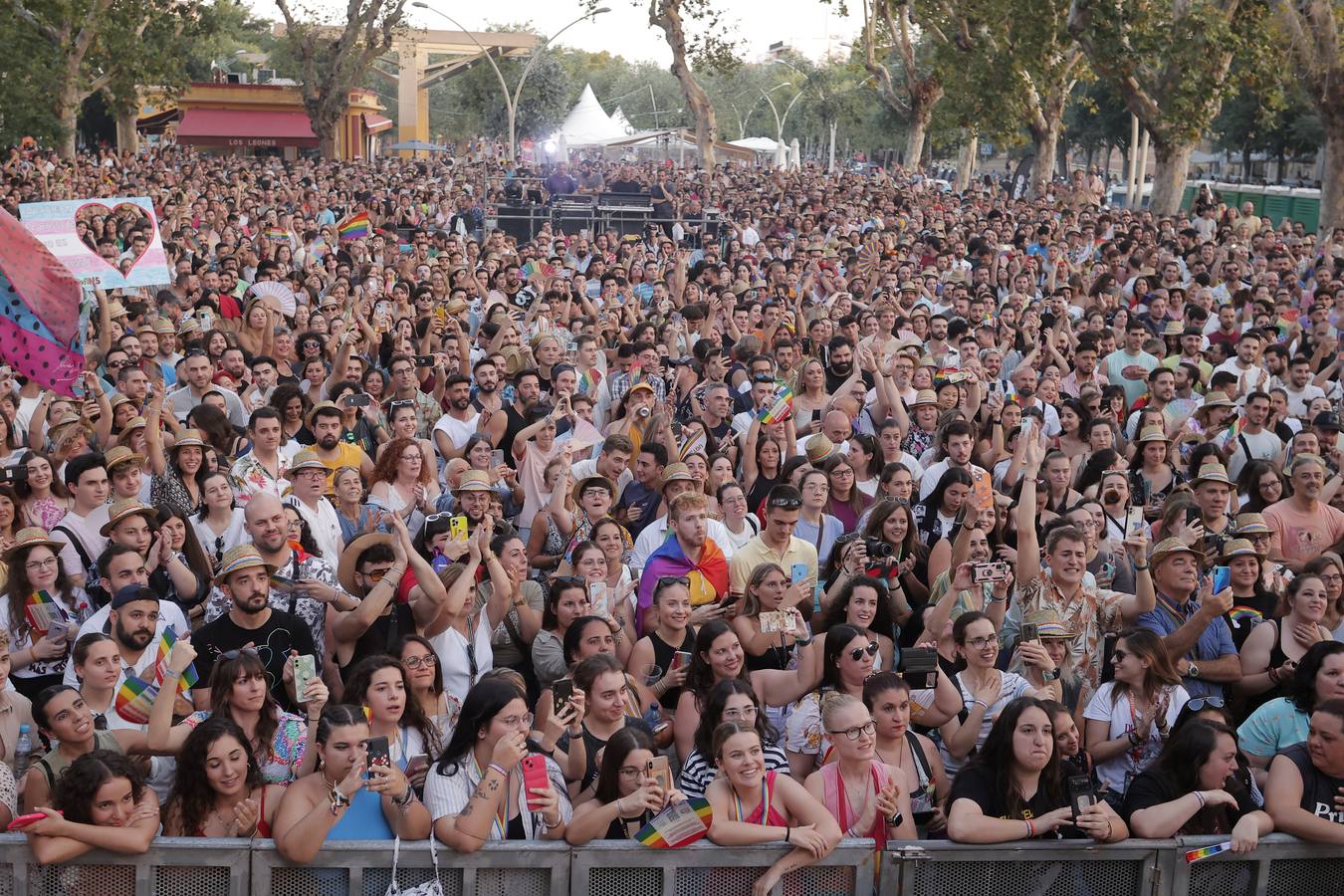 El ambiente festivo acompañó el pregón de Vanesa Martín en la Alameda de Hércules