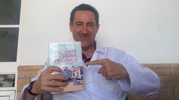 Ángel López con su primer libro recién publicado