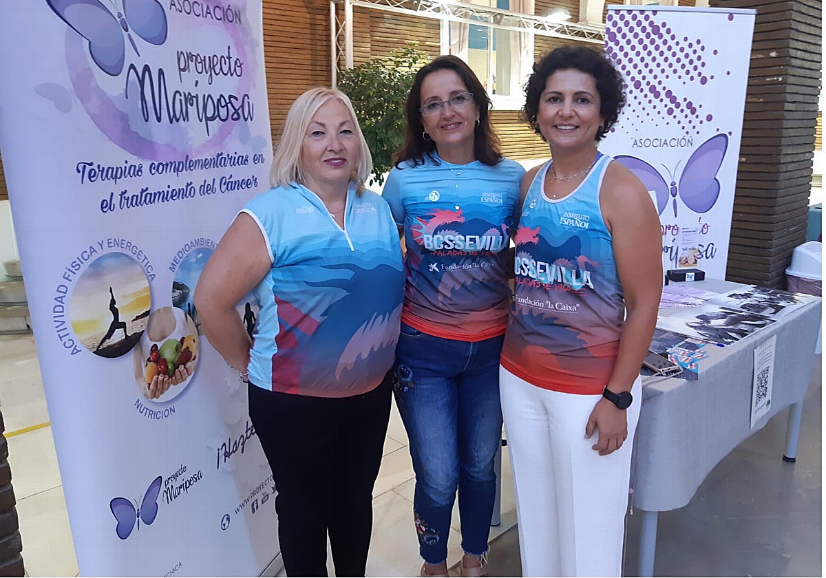 Lola Vera, Isabel Lobillo y Rocío Fernández, del equipo DCS Sevilla de piragua