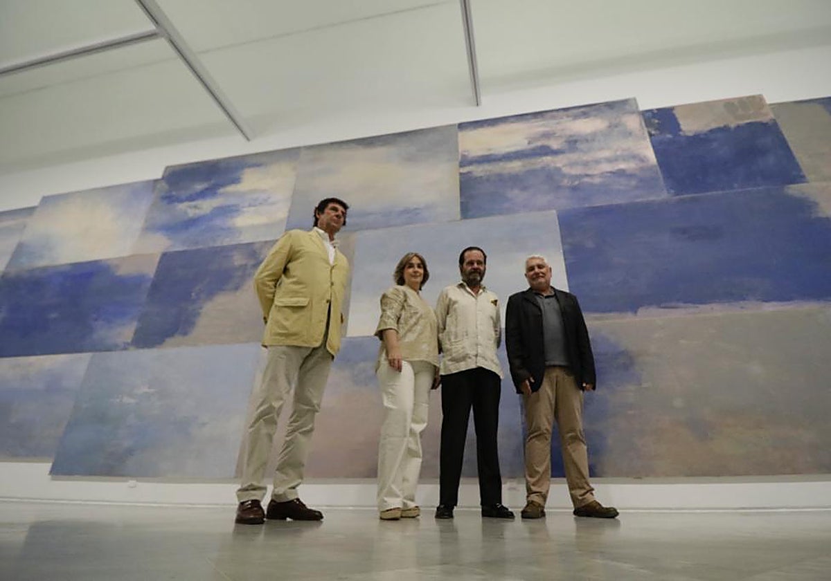 Los sobrinos Manuel Laffón, Marita, Diego Laffón y Juan Antonio Alvarez Reyes, director del CAAC ante los cielos de Carmen Laffón en las salas del museo
