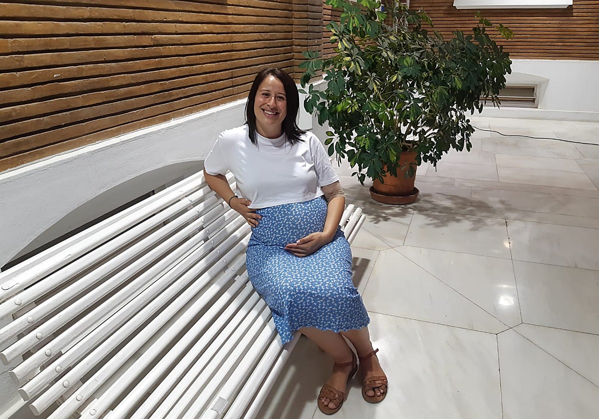 Isabel, que sufre un cáncer HER-2, en el patio del Hospital Virgen del Rocío de Sevilla