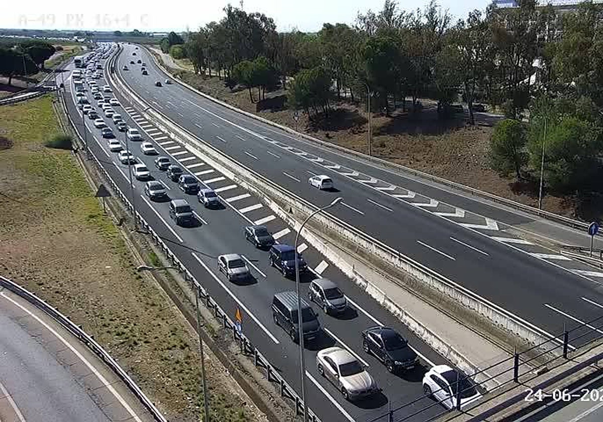 Imagen captada este sábado por la mañana por una de las cámaras de la DGT en la A-49