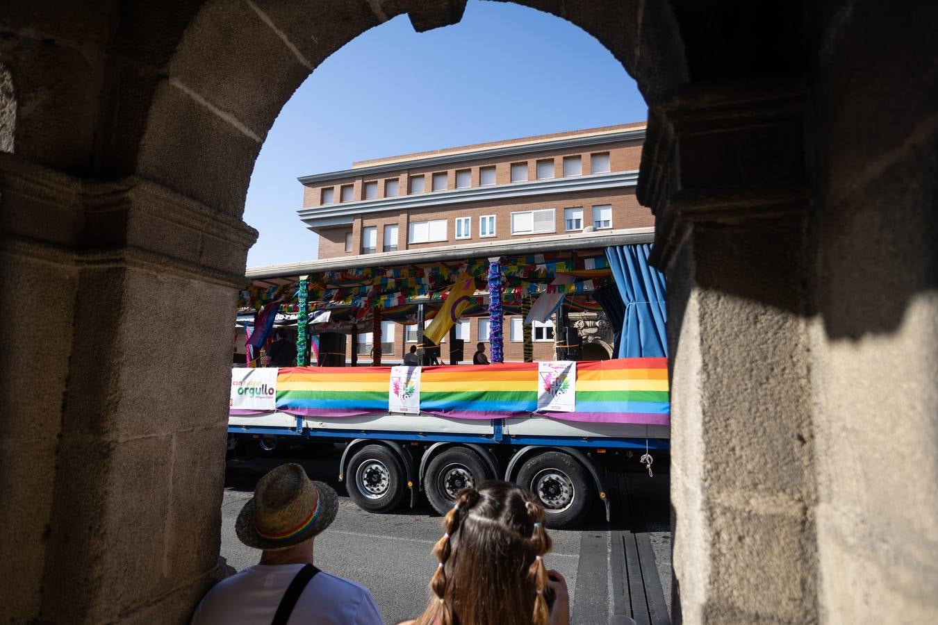 Estampas del multitudinario desfile del Orgullo en Sevilla