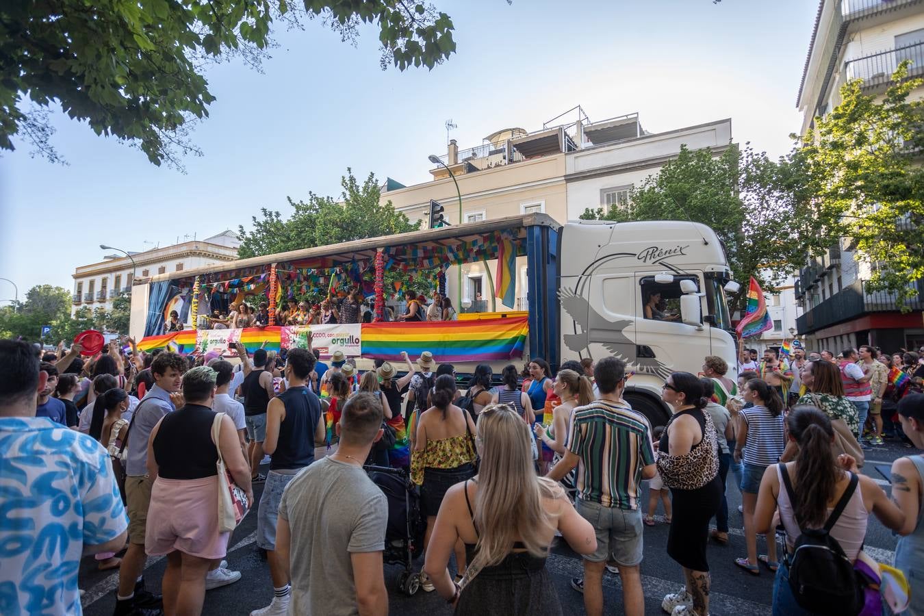 Estampas del multitudinario desfile del Orgullo en Sevilla