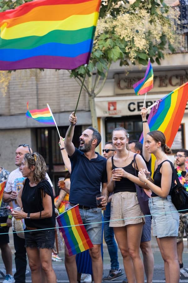 Estampas del multitudinario desfile del Orgullo en Sevilla