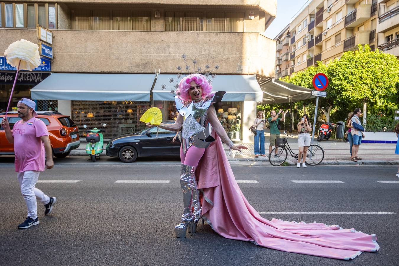 Estampas del multitudinario desfile del Orgullo en Sevilla
