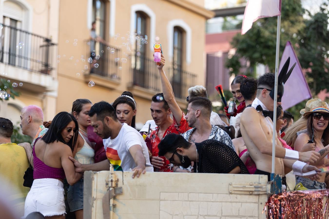 Estampas del multitudinario desfile del Orgullo en Sevilla