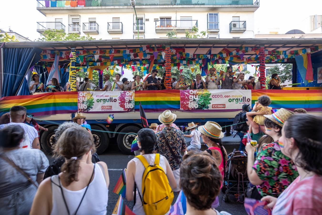 Estampas del multitudinario desfile del Orgullo en Sevilla
