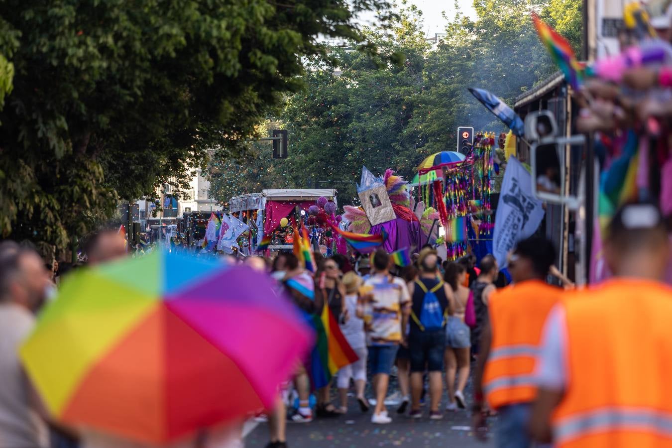 Estampas del multitudinario desfile del Orgullo en Sevilla