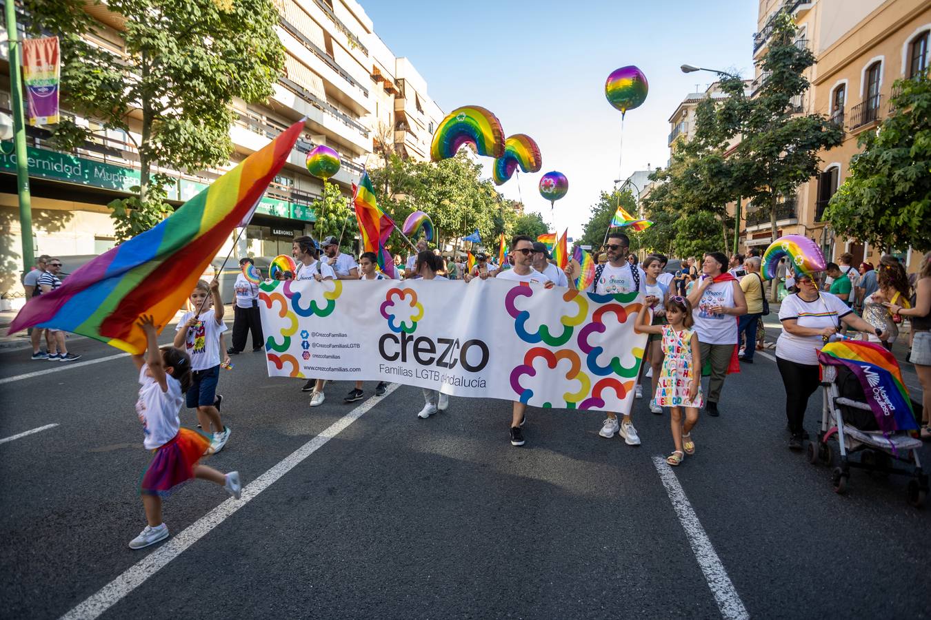 Estampas del multitudinario desfile del Orgullo en Sevilla