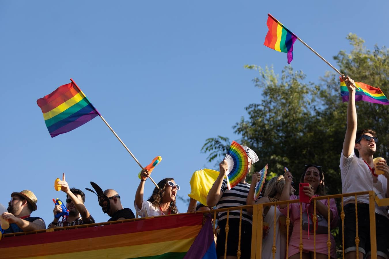 Estampas del multitudinario desfile del Orgullo en Sevilla