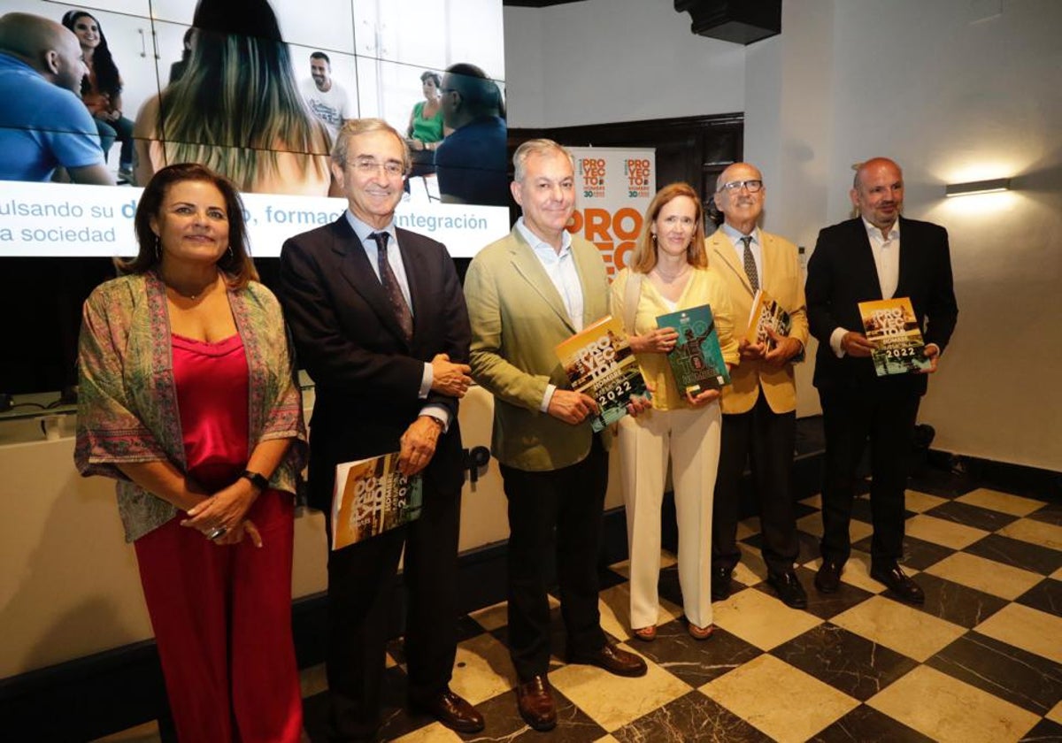 El alcalde de Seviilla, José Luis Sanz, en el centro, antes de que Proyecto Hombre presentara su memoria de 2022