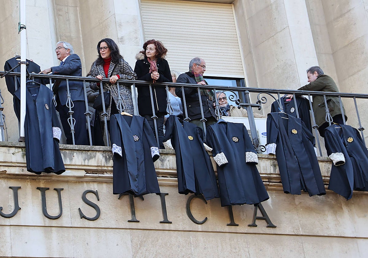 Los letrados de la Administración de la Justicia colgaron sus togas de la Audiencia de Sevilla en una de sus protestas