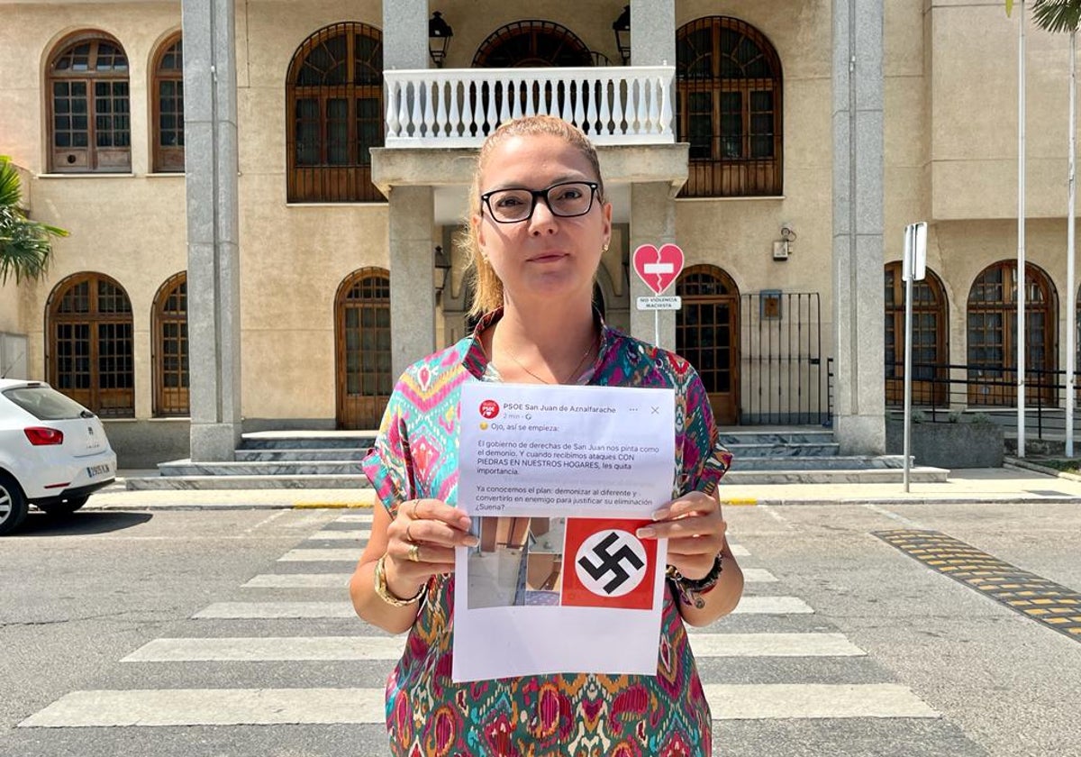 María del Carmen Cano, portavoz del PP de San Juan de Aznalfarache con una copia en papel de la publicación del PSOE