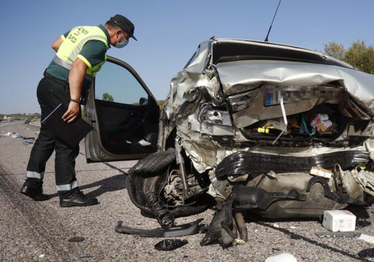 Imagen de archivo de un guardia civil ante un accidente de tráfico